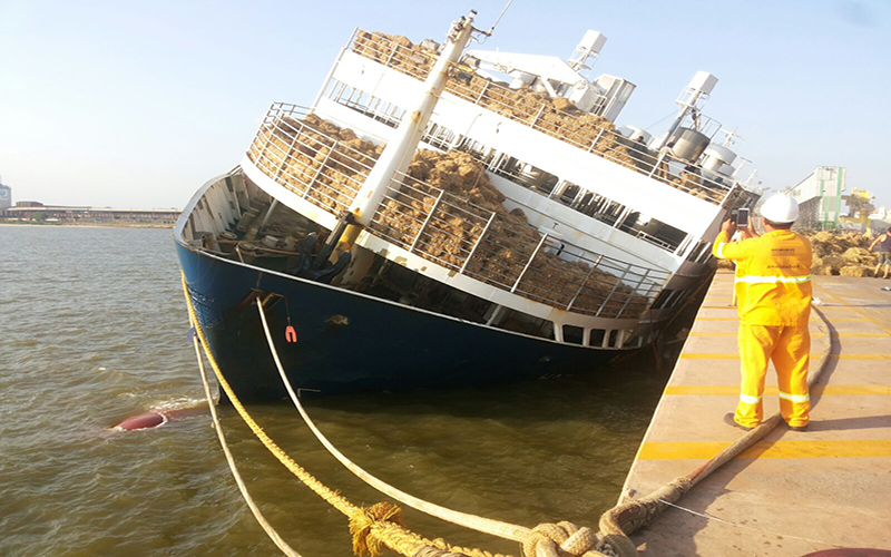
        
            Após acidente, navio afunda em Vila do Conde
        
    