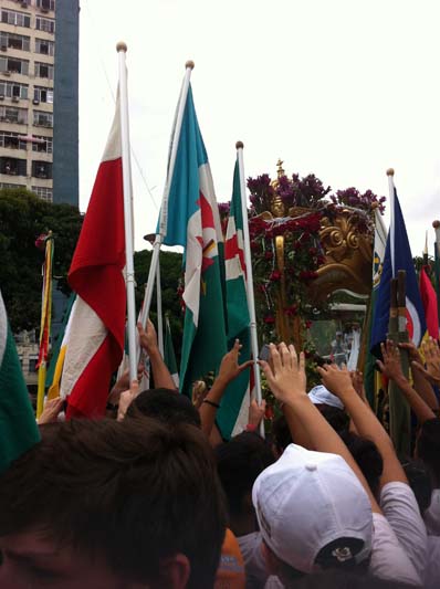 
        
            Devoção e solidariedade movem devotos
        
    