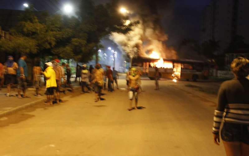 
        
            Manifestantes incendeiam coletivos na Mário Covas
        
    