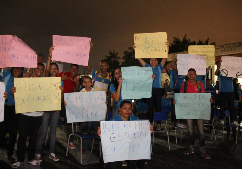 
        
            Alunos protestam após 4 assaltos em escola
        
    