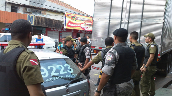 
        
            Bandidos fazem 12 reféns em loja em São Braz
        
    