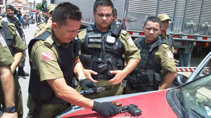 
        
            Bandidos fazem 12 reféns em loja em São Braz
        
    