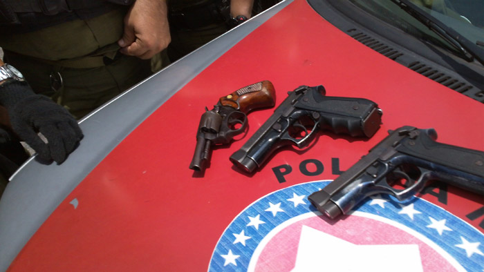 
        
            Bandidos fazem 12 reféns em loja em São Braz
        
    