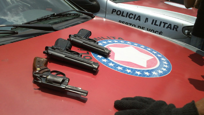 
        
            Bandidos fazem 12 reféns em loja em São Braz
        
    