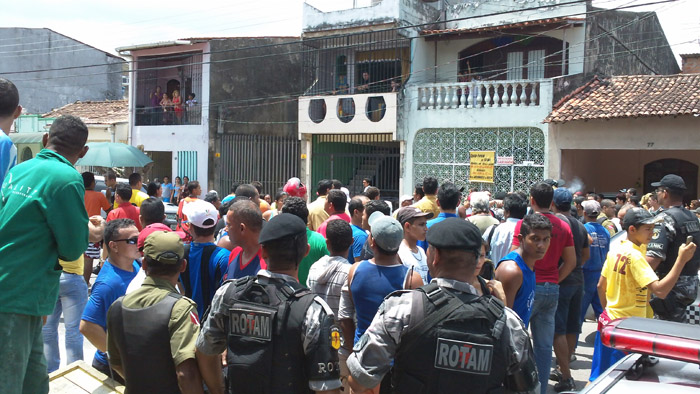 
        
            Bandidos fazem 12 reféns em loja em São Braz
        
    