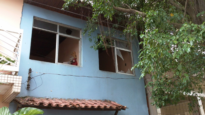 
        
            Após briga, homem é jogado em cima de laje
        
    