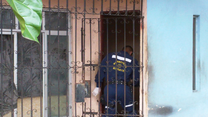 
        
            Após briga, homem é jogado em cima de laje
        
    