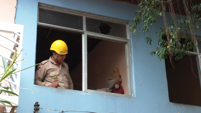 
        
            Após briga, homem é jogado em cima de laje
        
    