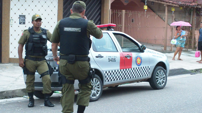 
        
            Após briga, homem é jogado em cima de laje
        
    