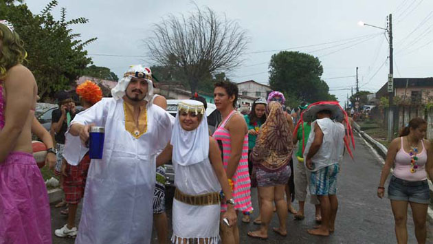 
        
            Homens se vestem de mulher em Curuçá
        
    