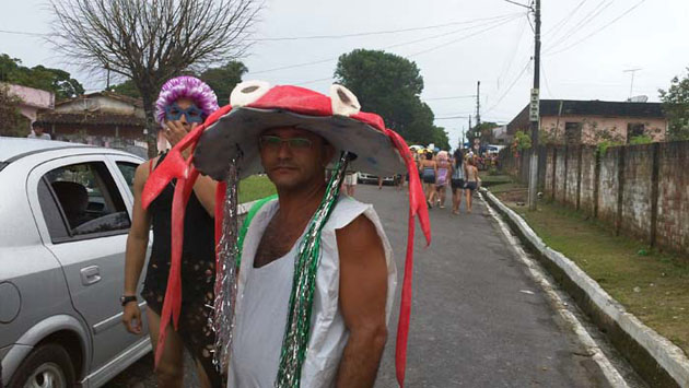 
        
            Homens se vestem de mulher em Curuçá
        
    