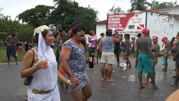 
        
            Homens se vestem de mulher em Curuçá
        
    