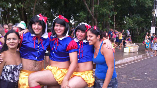 
        
            Homens se vestem de mulher em Curuçá
        
    