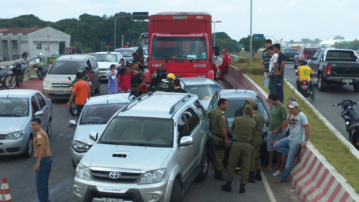 
        
            Acidente no elevado paralisa o trânsito
        
    