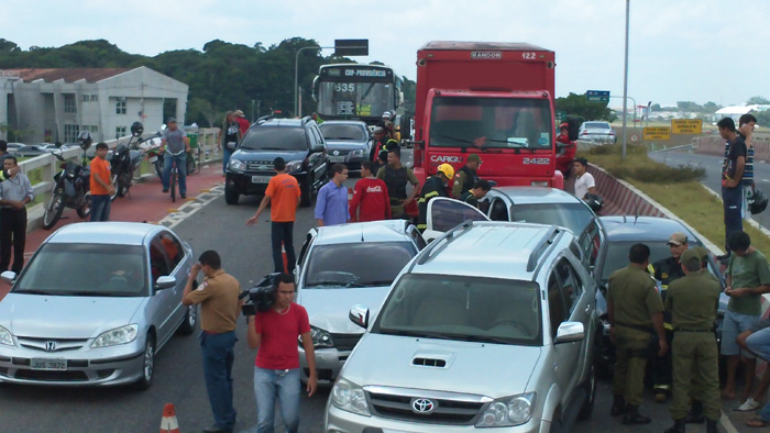 
        
            Acidente no elevado paralisa o trânsito
        
    