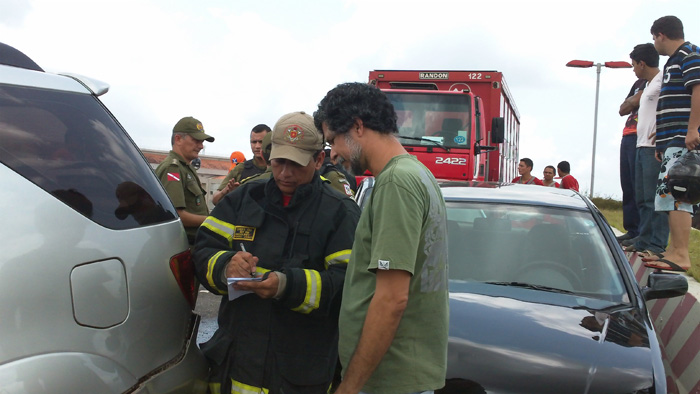 
        
            Acidente no elevado paralisa o trânsito
        
    