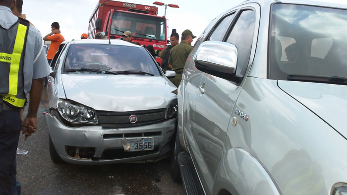 
        
            Acidente no elevado paralisa o trânsito
        
    