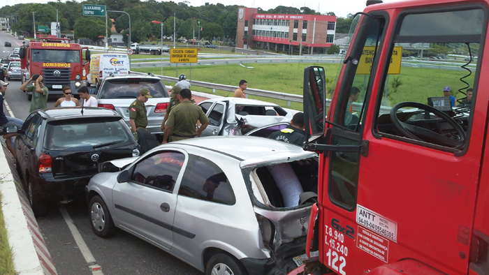 
        
            Acidente no elevado paralisa o trânsito
        
    