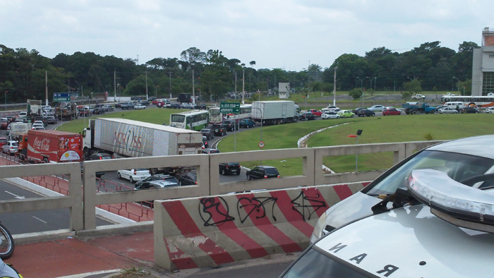 
        
            Acidente no elevado paralisa o trânsito
        
    