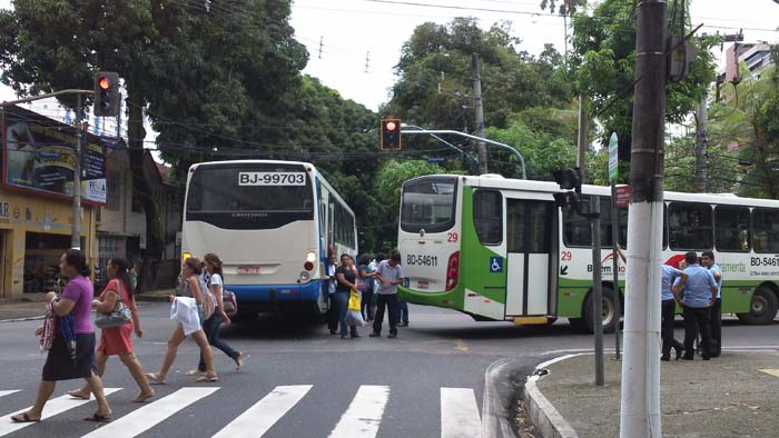 
        
            Acidente com dois ônibus em Nazaré
        
    