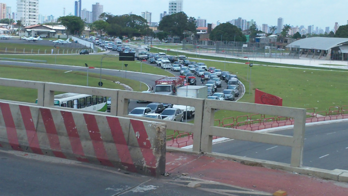 
        
            Acidente no elevado paralisa o trânsito
        
    