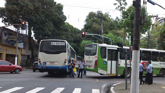 
        
            Acidente com dois ônibus em Nazaré
        
    