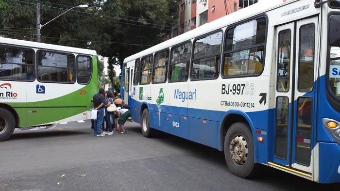 
        
            Acidente com dois ônibus em Nazaré
        
    