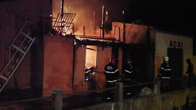 
        
            Incêndio atinge casas na Cidade Velha
        
    