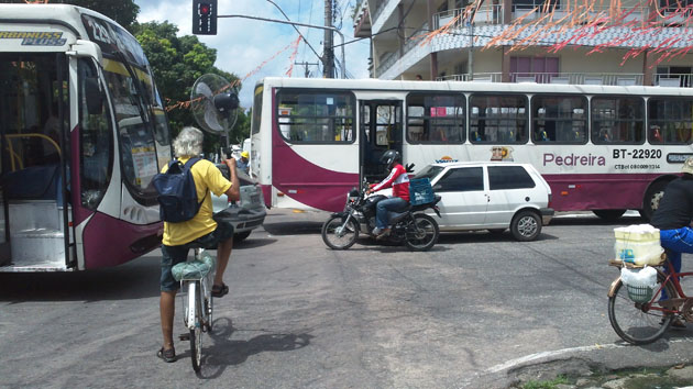 
        
            Dois ônibus colidem na Cremação
        
    