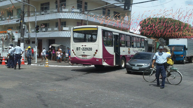 
        
            Dois ônibus colidem na Cremação
        
    