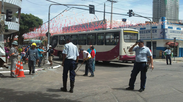 
        
            Dois ônibus colidem na Cremação
        
    