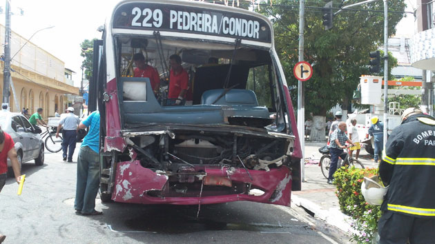 
        
            Dois ônibus colidem na Cremação
        
    