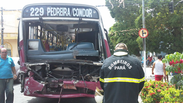 
        
            Dois ônibus colidem na Cremação
        
    
