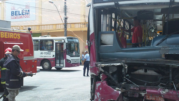
        
            Dois ônibus colidem na Cremação
        
    