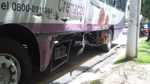 
        
            Dois ônibus colidem na Cremação
        
    