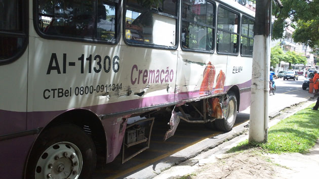 
        
            Dois ônibus colidem na Cremação
        
    