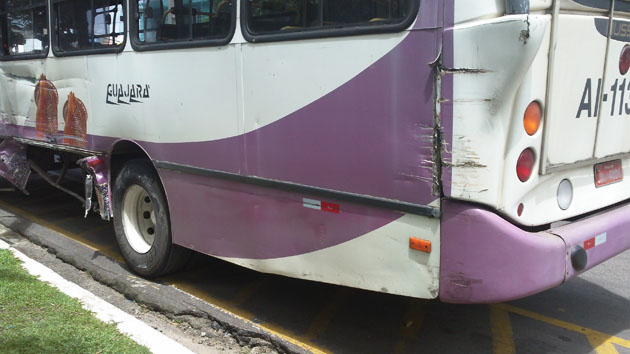 
        
            Dois ônibus colidem na Cremação
        
    
