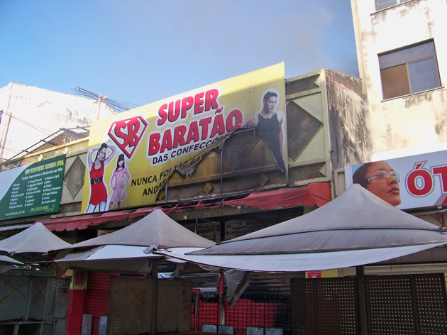
        
            Fogo destrói loja no centro comercial de Belém
        
    