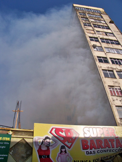 
        
            Fogo destrói loja no centro comercial de Belém
        
    
