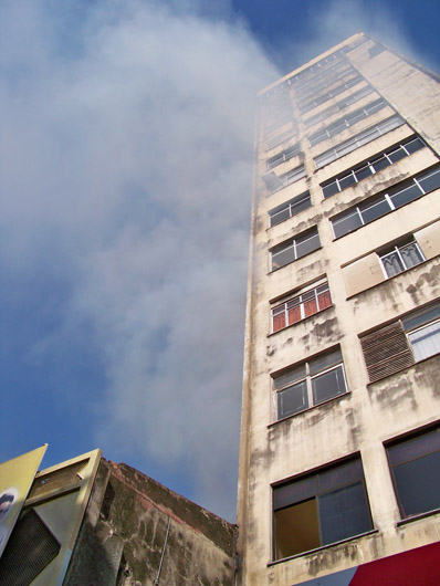 
        
            Fogo destrói loja no centro comercial de Belém
        
    