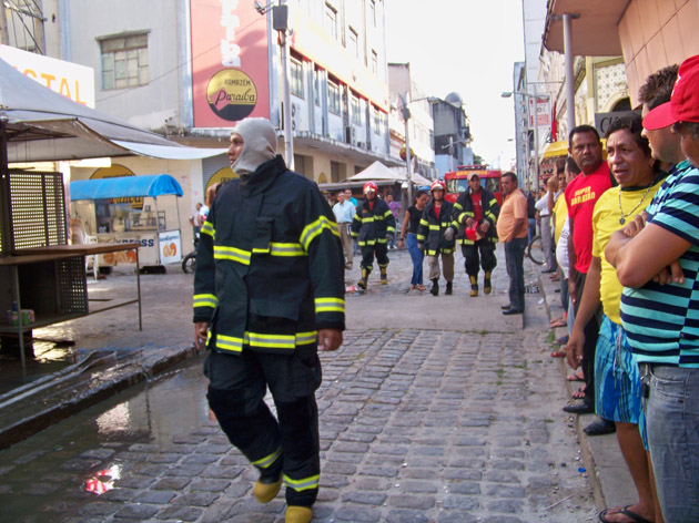 
        
            Fogo destrói loja no centro comercial de Belém
        
    