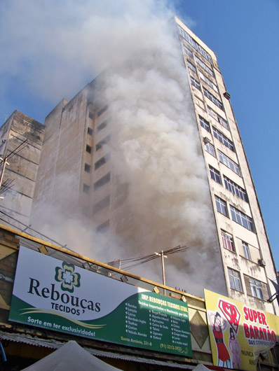 
        
            Fogo destrói loja no centro comercial de Belém
        
    