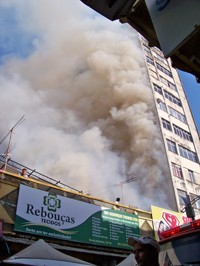 
        
            Fogo destrói loja no centro comercial de Belém
        
    