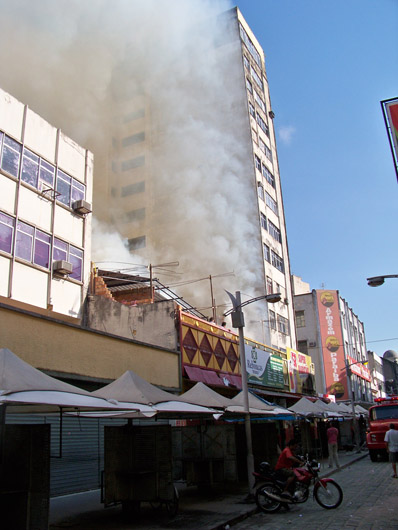 
        
            Fogo destrói loja no centro comercial de Belém
        
    
