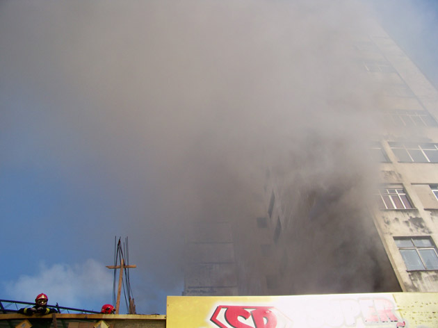 
        
            Fogo destrói loja no centro comercial de Belém
        
    