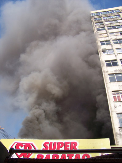 
        
            Fogo destrói loja no centro comercial de Belém
        
    
