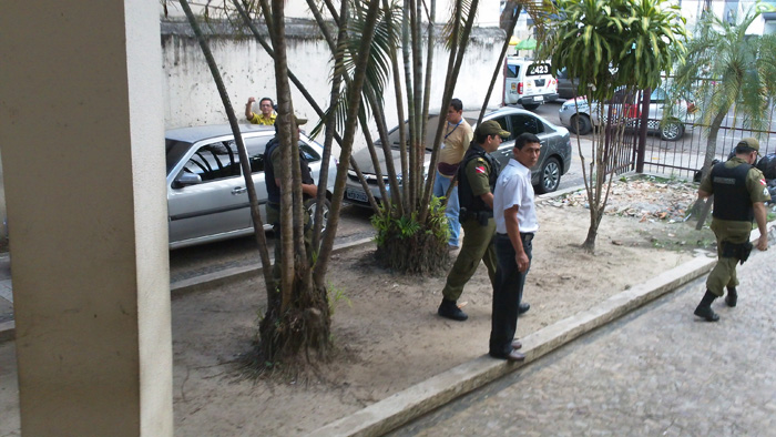
        
            Presos tentam fugir e fazem refém em São Brás
        
    