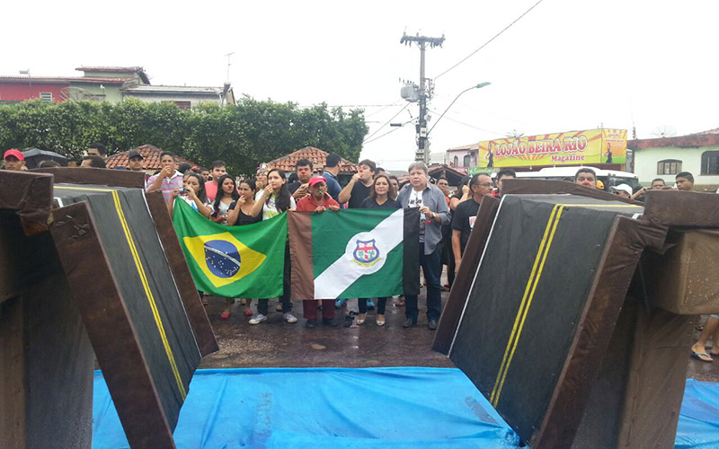 
        
            População paraense protesta contra demora em obras de ponte
        
    