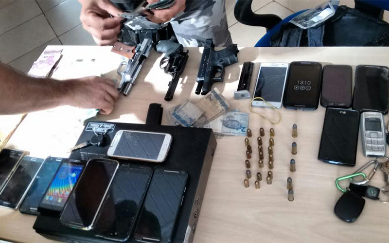 
        
            Trio faz clientes reféns em agência dos Correios
        
    