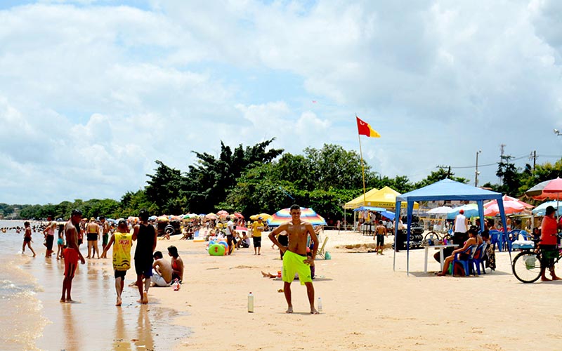 
        
            Banhistas aproveitam praia de Outeiro no domingo de Páscoa
        
    